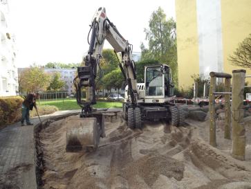 Bagger planiert Zufahrt