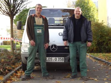 Zwei Mitarbeiter vor einem Transporter