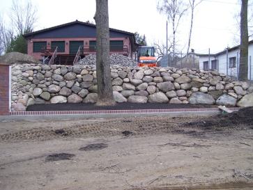 Feldsteine zur Befestigung des Hanges