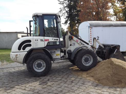 Bagger am Erdhaufen
