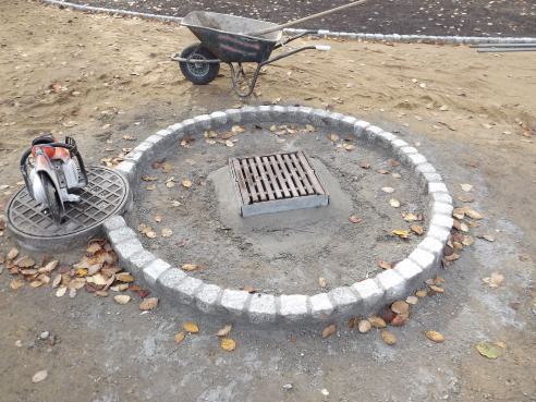 Gullieinfassunf mit Granitsteinen Gullieinfassunf mit Granitsteinen