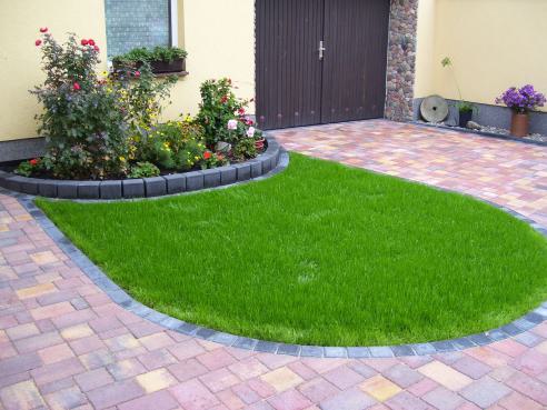 Gepflasterter Weg mit Grünfläche Gepflasterter Weg mit Grünfläche