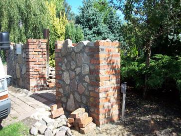 Mauer mit Natursteinen Mauer mit Natursteinen