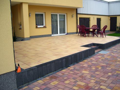 Terrase mit Platten und weg mit Pflastersteinen