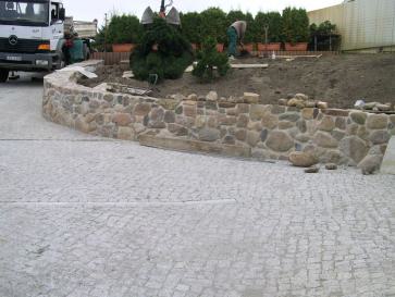 Begrenzungsmauer aus Feldsteinen