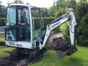 Arbeit mit dem Minibagger Arbeit mit dem Minibagger