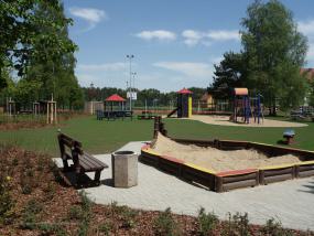 Bank neben Sandkasten Bank neben Sandkasten