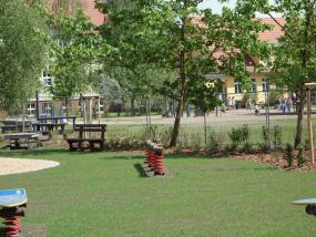 Rasenfläche Spielplatz