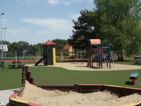 Blick vom Sandkasten zum Klettergerüst Blick vom Sandkasten zum Klettergerüst
