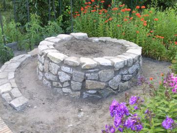Rundes Hochbeet aus Natursteinen