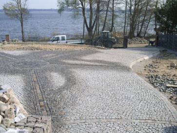 Pflasterweg zum See