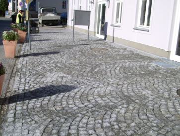 Gehweg mit Grantipflaster Gehweg mit Grantipflaster