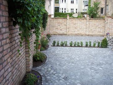 Gepflasterter Hof mit Mauern