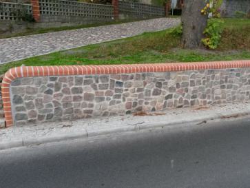 Natursteinmauer mit Klinkerabdeckung