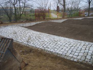 Weg aus Granitsteinen